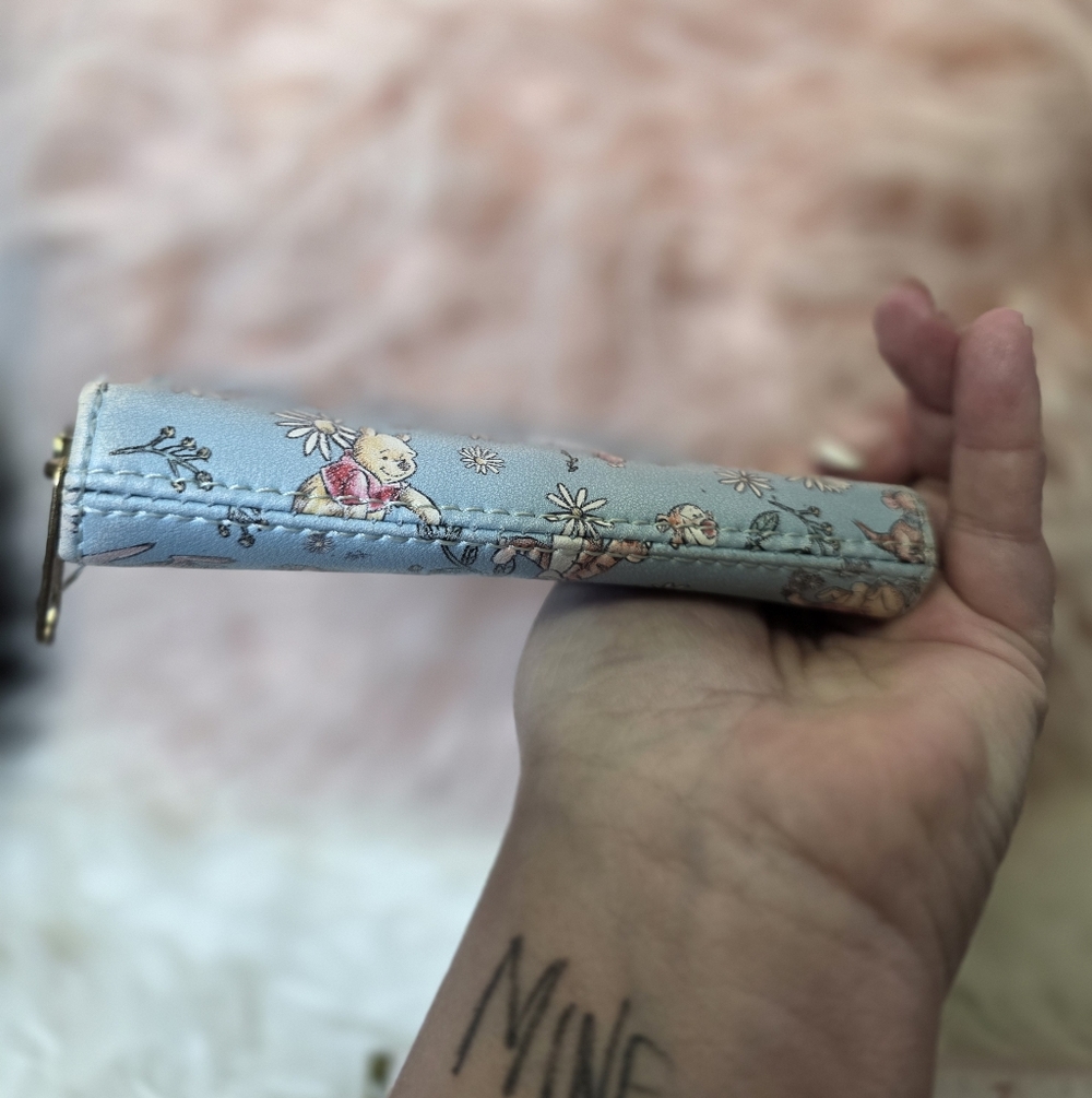 Disney x Loungefly Winnie the Pooh Floral Sketch Daisies Zip Wallet - Light Blue - Picture 3 of 5